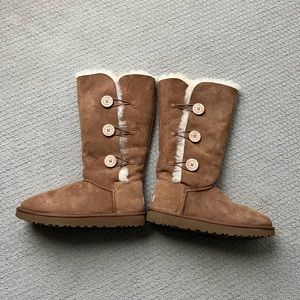 Woman’s tall UGGS
